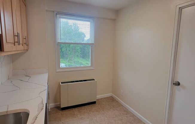 2 beds, 1 bath, 860 sqft, $2,100, Unit 3F