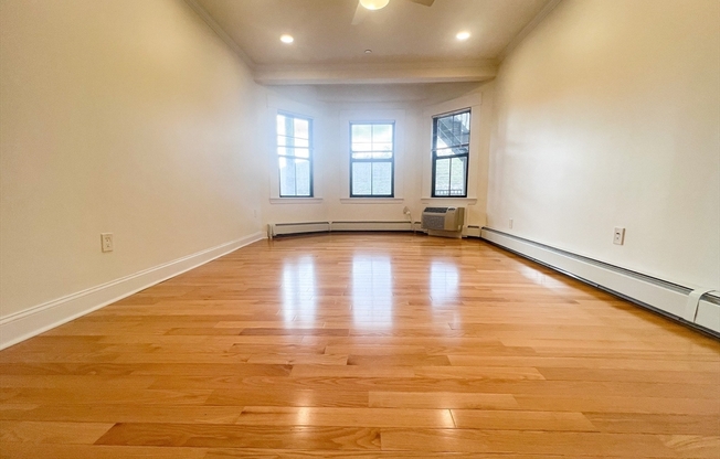 2 beds, 1.5 baths, 924 sqft, $2,880, Unit 12