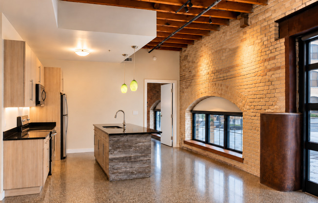 1 bed, 2 baths, 911 sqft, $2,125, Unit 112