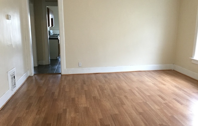 3 beds, 1 bath, $1,095, Unit 2320