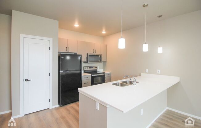 1 bed, 1 bath, 758 sqft, $1,145, Unit 5521-5235