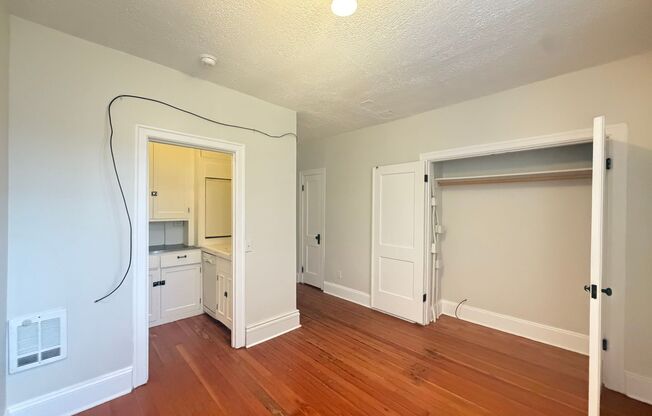 Cozy Studio Centrally Located in Downtown Portland! One Month Free For July Move In!