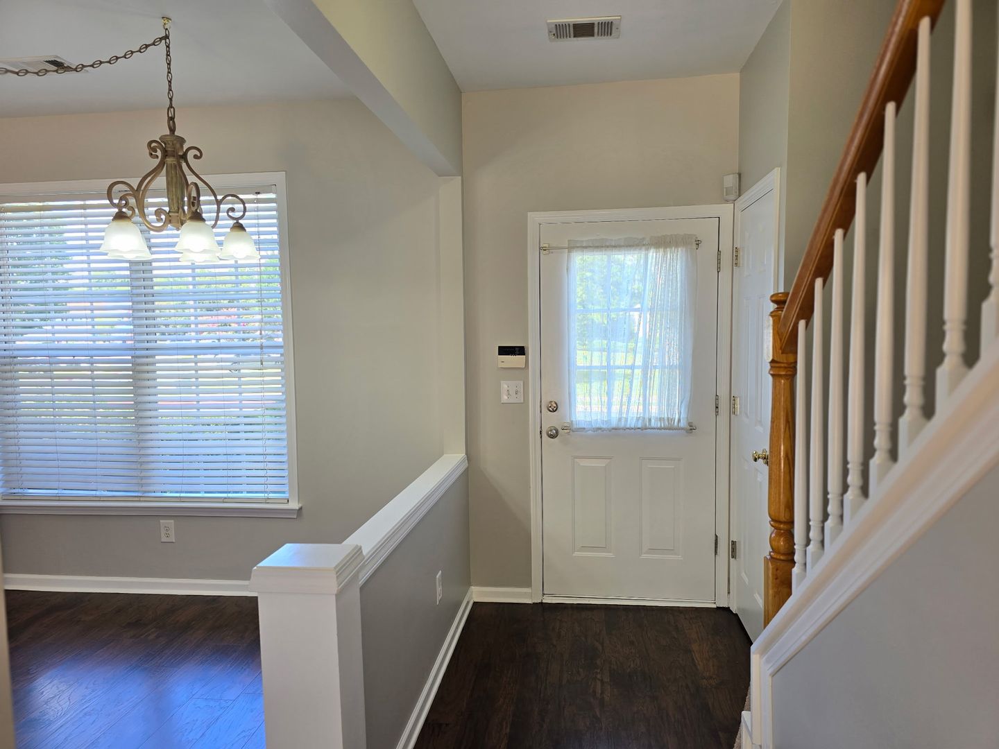 Beautiful 2 bed 2.5 bath Townhome located in Kennesaw
