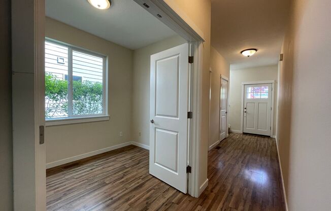 4Bd/3Ba Traditional Hillsboro Home in the Brookwood Neighborhood ~ Close to Nike ~ 2 Car Garage, Washer/Dryer Included!!!