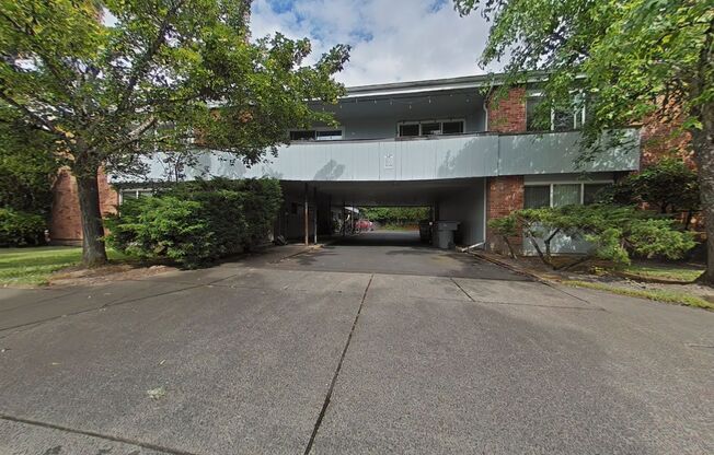 2 Bedroom Apartment ~ Close to Campus ~ Cat Friendly