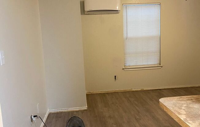 2 beds, 1 bath, 709 sqft, $1,000, Unit UNIT 2