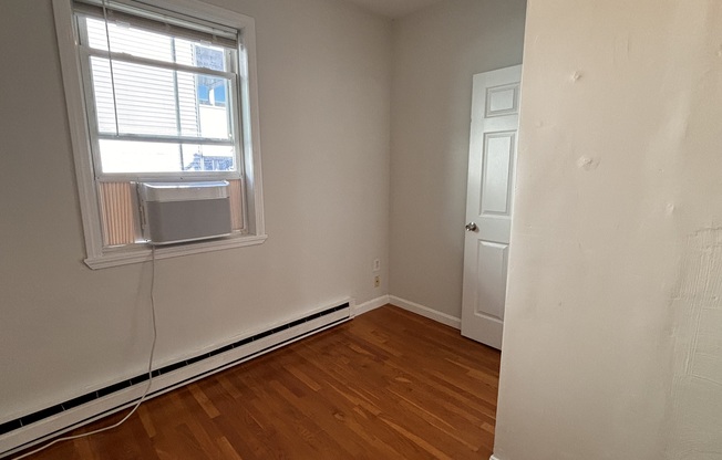 2 beds, 1 bath, $2,700, Unit 2