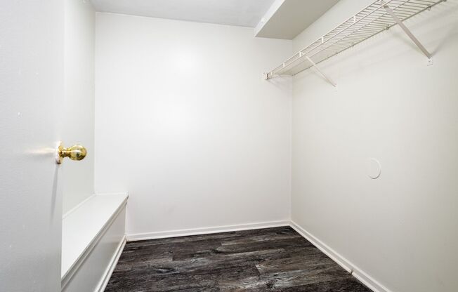 2 beds, 1 bath, 825 sqft, $959, Unit 3819 Jones St #104