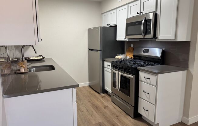 2 beds, 2 baths, 900 sqft, $1,412, Unit LAW11-216