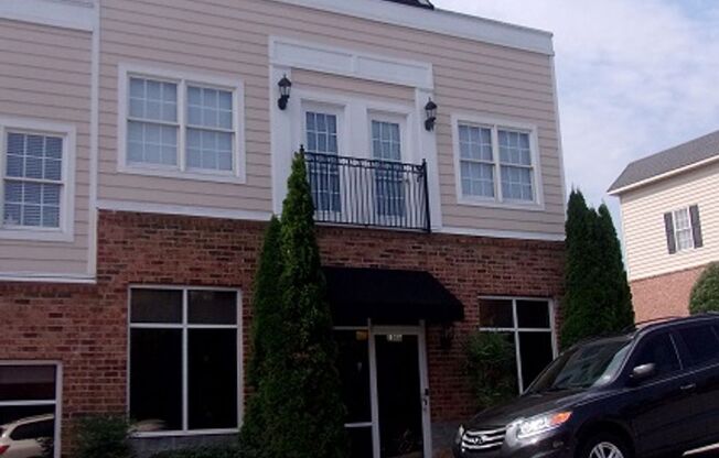 Upper Level Apartment in Wyndhurst