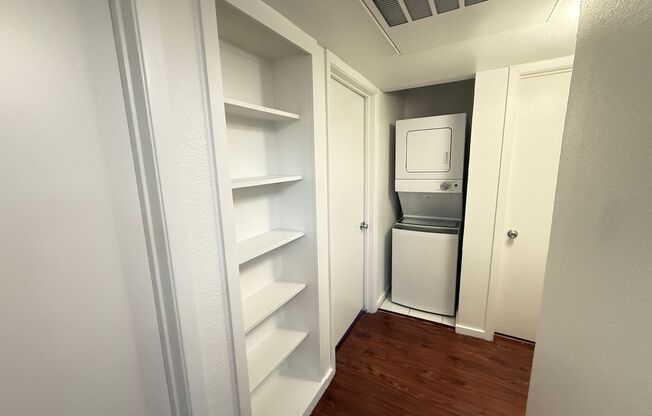 2 beds, 1 bath, 954 sqft, $1,705, Unit RRO-203