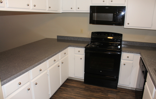 805-Oak Creek Village Apartments
