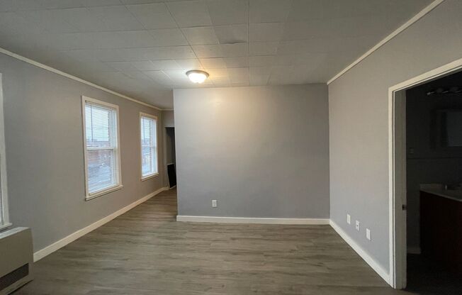 Third floor, 2 bedroom, 1 Bath in Manchester, NH, Hot Water Included - $1700/month
