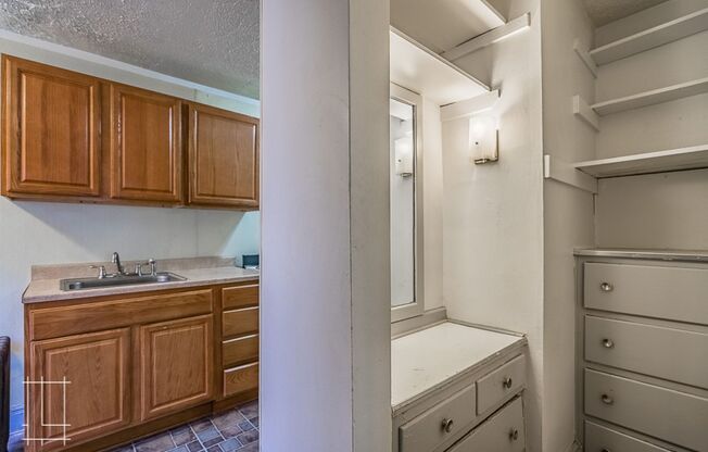 Studio, 1 bath, $915, Unit 29 W. 1st Ave Apt. 7