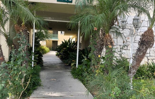 STUNNING APARTMENT IN A GREAT LOCATION! PARKING INCLUDED, A/C