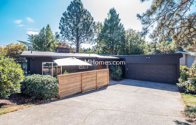 Discover Charm Mid-Century Modern Home In the Hillsdale Community!