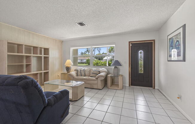 704 JUNIPER DR