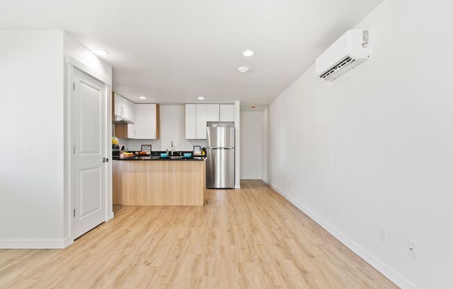 1 bed, 1 bath, 650 sqft, $1,200, Unit 1919 F