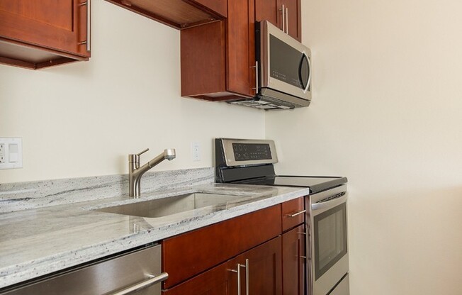 3 beds, 1 bath, 980 sqft, $3,195, Unit R-412