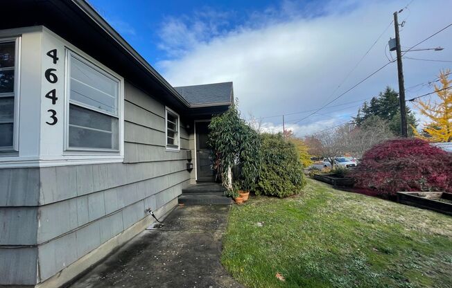 2Bd/1Ba Home is located in the Beaumont-Wilshire neighborhood in Portland~ Washer/Dryer in Unit and Shared Backyard!!!