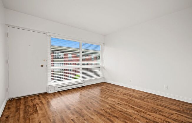 Studio, 1 bath, 355 sqft, $1,350, Unit 201