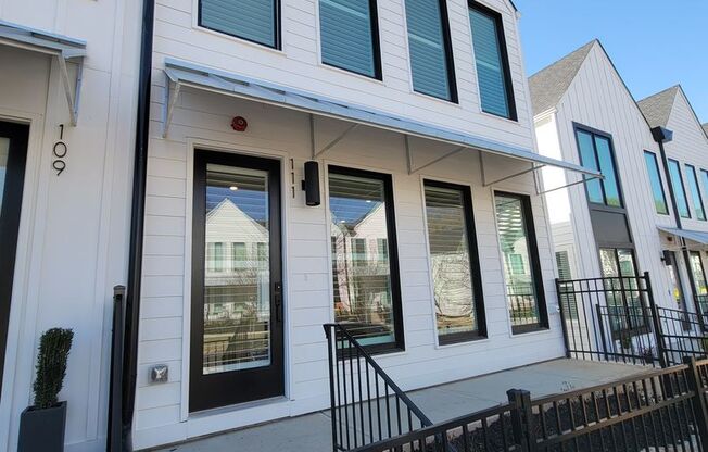 Walk to downtown Woodstock!