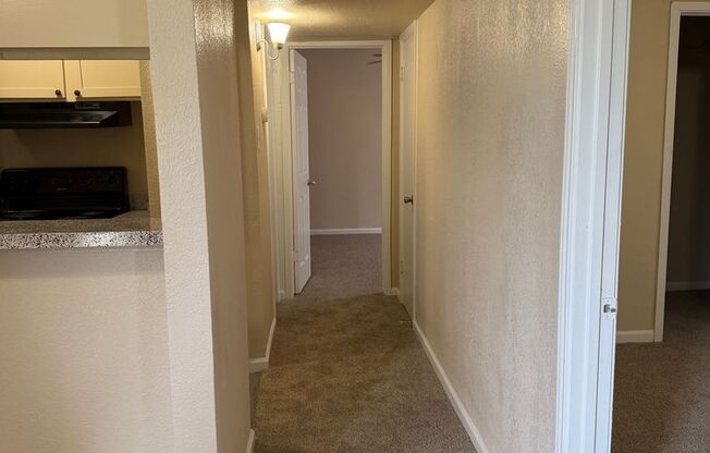 2 beds, 1 bath, 812 sqft, $1,085, Unit 402