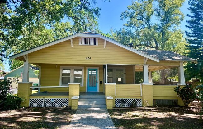 Historic and Delicately Remodeled 4/2 with HUGE Backyard available in Seminole Heights!