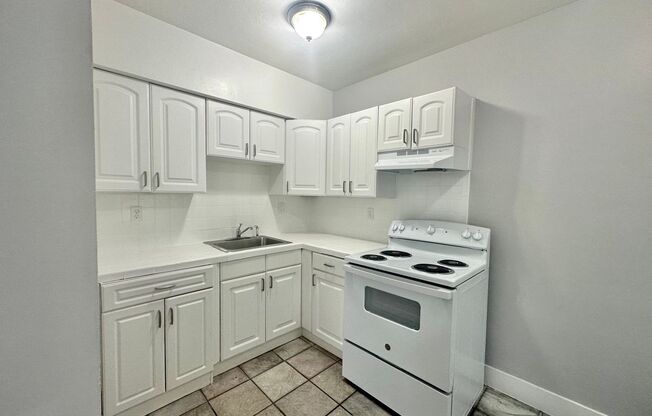 1 bed, 1 bath, $1,650, Unit A-7- 4300 Seagrape Drive