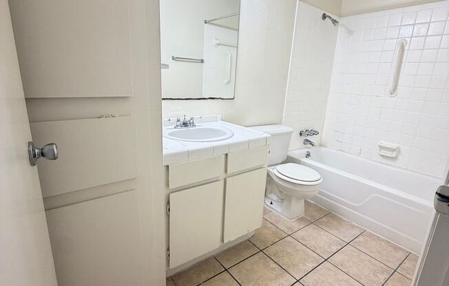 1 bed, 1 bath, 700 sqft, $1,024, Unit LAW11-215