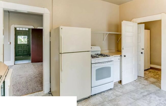 1 Block to WWU- Large Bedrooms- Large 6 Bedroom House Available in August!! Wi-Fi Included!!!!
