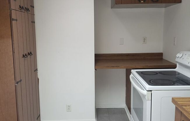 2 beds, 1 bath, $1,250, Unit Unit 2