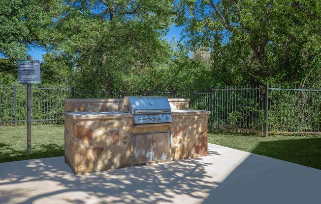 OUTDOOR KITCHEN SURROUNDED BY NATURE