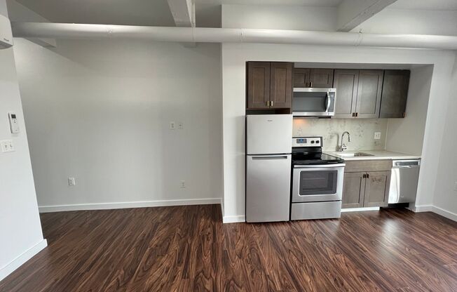 Studio, 1 bath, 403 sqft, $1,404, Unit 304