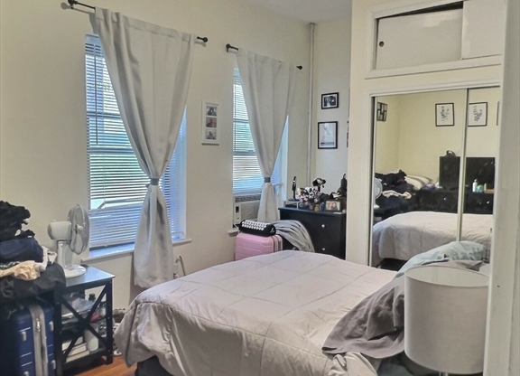 1 bed, 1 bath, $2,800, Unit 14