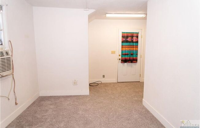 1 bed, 1 bath, $850, Unit 3838 State Ave - D