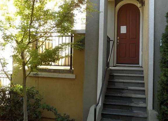 2132 SUN STRUCK CT