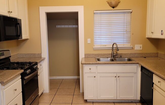 Cute House for Rent in Roseville!