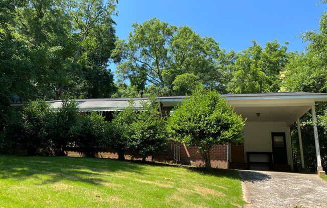 Cute 3 bedroom Brick Ranch Near Downtown and Campus!