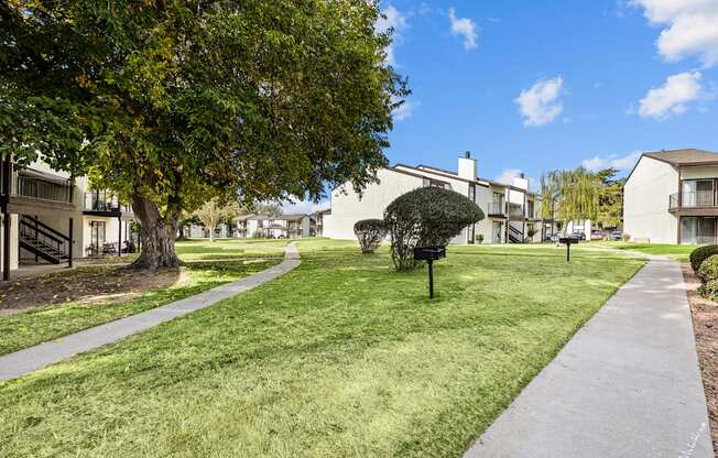 the preserve at ballantyne commons apartment community sidewalks and trees
