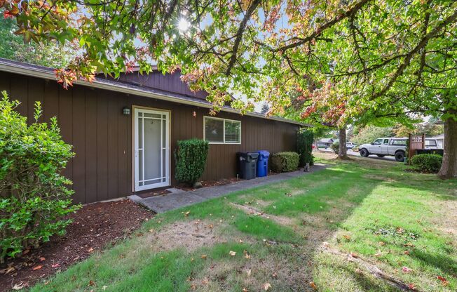 MOVE IN READY NOW! Normandy Park 1 level 2 bed 1 bath duplex on Olympia's west side.