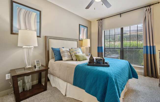 the choices apartments bedroom with ceiling fan at Alvista Round Rock, Round Rock