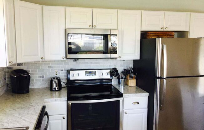 3 beds, 1 bath, $1,600, Unit Upper