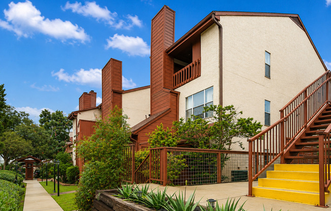 BEAUTIFUL 2 BR CONDO IN DESIRED GATED COMMUNITY - NORTH EAST SAN ANTONIO - CENTRALLY LOCATED