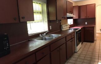 Spacious 3-bedroom House with Parking, Kitchen Apliances