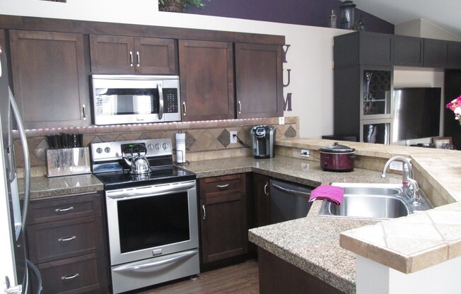 Bright 3 Bedroom Home with Vaulted Ceilings, Bay Windows, Granite Kitchen & Spacious Backyard