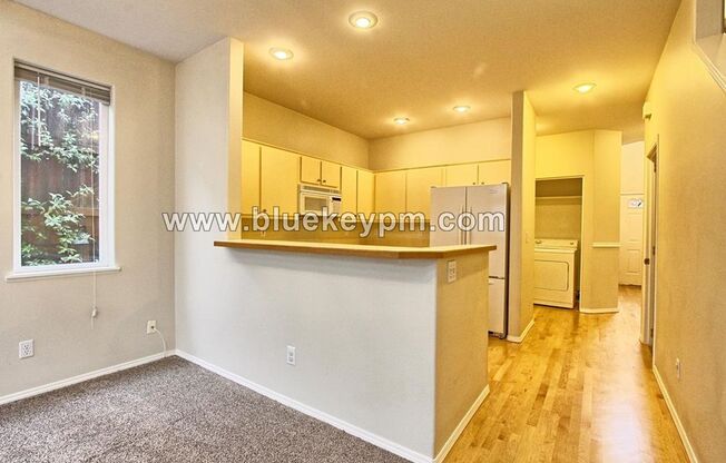 2 Bed, 2.5 Bath Townhome Near Willamette Park