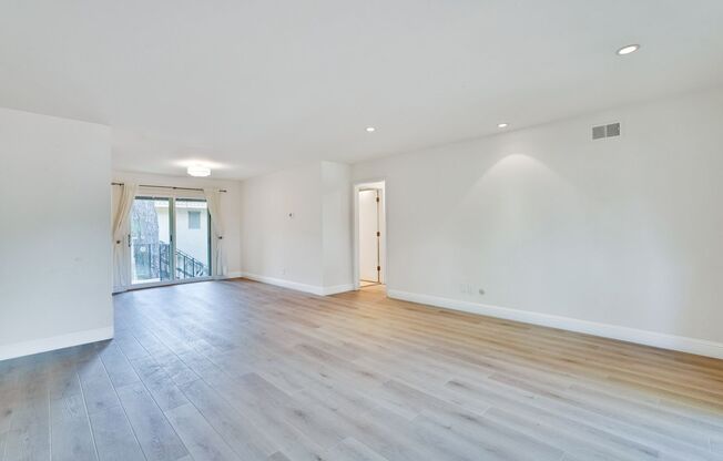 Top floor 2 Bed 2 Bath Condo in Los Altos!