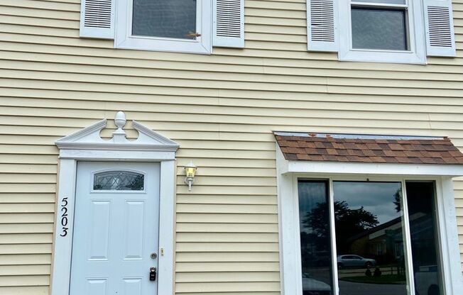 3BD/2.5BA Townhouse off of Virginia Beach BLVD- Updated