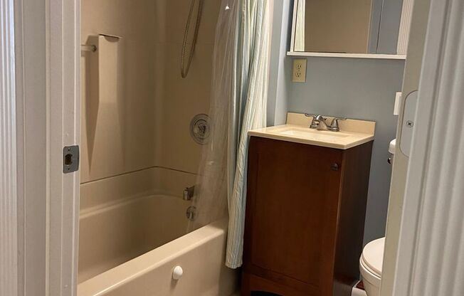 2 beds, 1 bath, $950, Unit Unit B